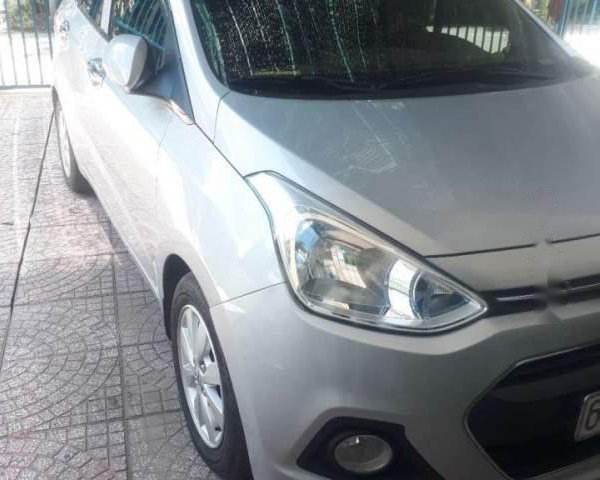 Cần bán xe Hyundai Grand i10 sản xuất 2017, màu bạc, nhập khẩu, xe gia đình