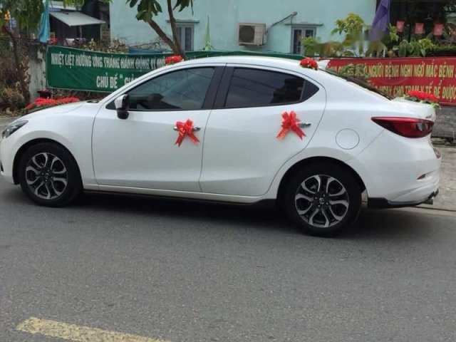 Cần bán Mazda 2 AT sản xuất 2017, màu trắng, xe nhà mình mua mới 7/2017