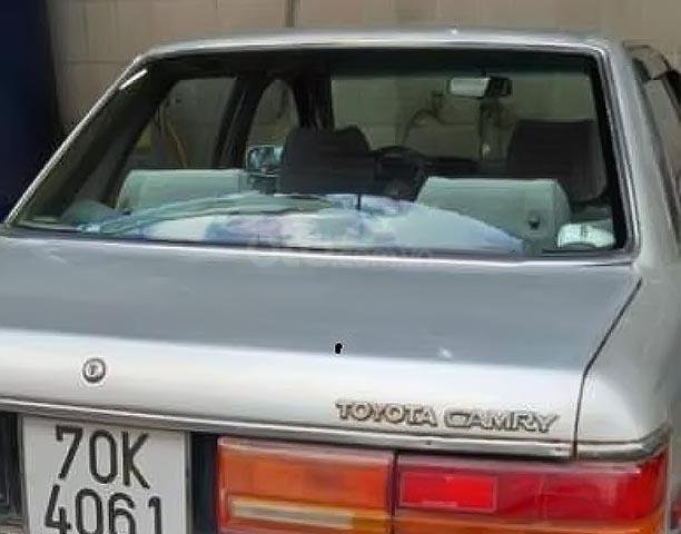 Bán Toyota Camry 2.0 MT đời 1990, màu bạc, xe nhập