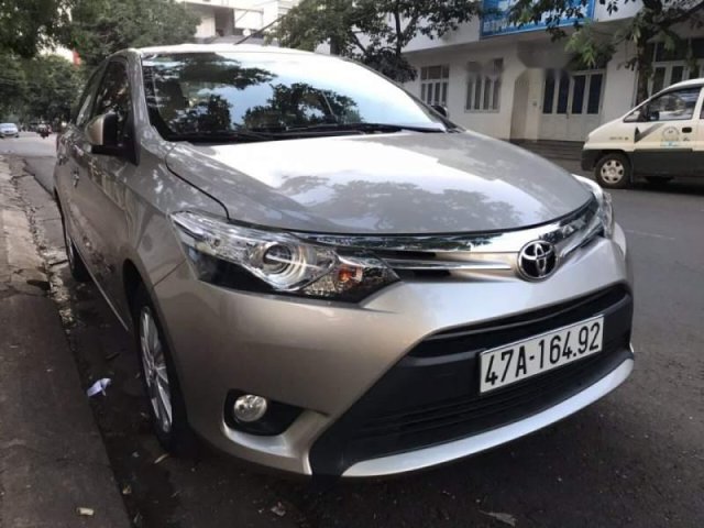 Cần bán xe Toyota Vios năm 2016, màu bạc số tự động0