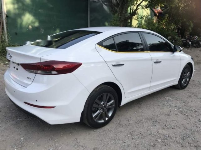 Cần bán xe Hyundai Elantra AT năm 2016, màu trắng như mới, 533 triệu