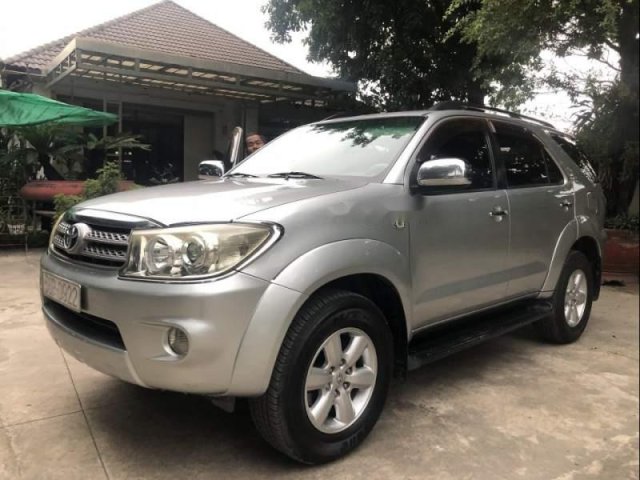 Cần bán lại xe Toyota Fortuner đời 2010, màu bạc xe gia đình