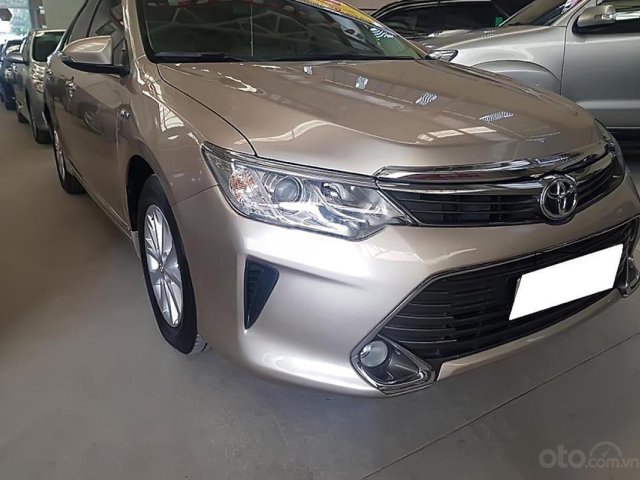 Bán xe cũ Toyota Camry 2.0E đời 2016, màu vàng