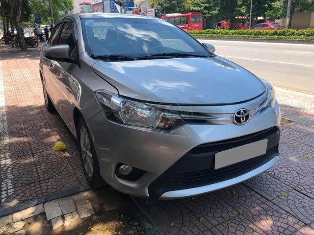 Bán Toyota Vios 2017 số sàn, màu bạc, gia đình đi kỹ