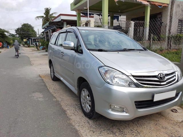 Cần bán xe Toyota Innova 2011, số sàn, màu bạc