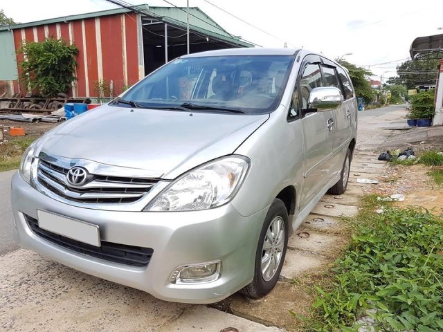 Cần bán xe Toyota Innova 2011, số sàn, màu bạc