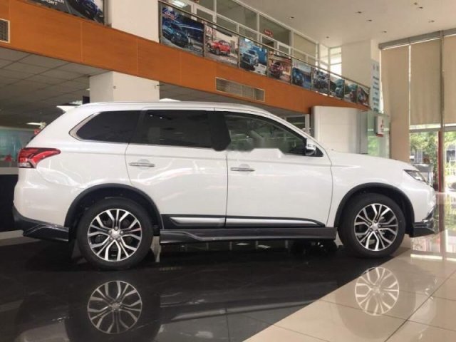 Cần bán xe Mitsubishi Outlander năm 2019, màu trắng, 808 triệu