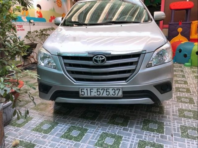 Bán xe Toyota Innova E sản xuất năm 2016, màu bạc số sàn