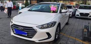 Cần bán gấp Hyundai Elantra sản xuất 2017, màu trắng số tự động