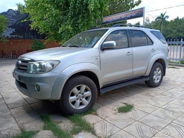 Bán xe Toyota Fortuner năm 2011, màu bạc số tự động0