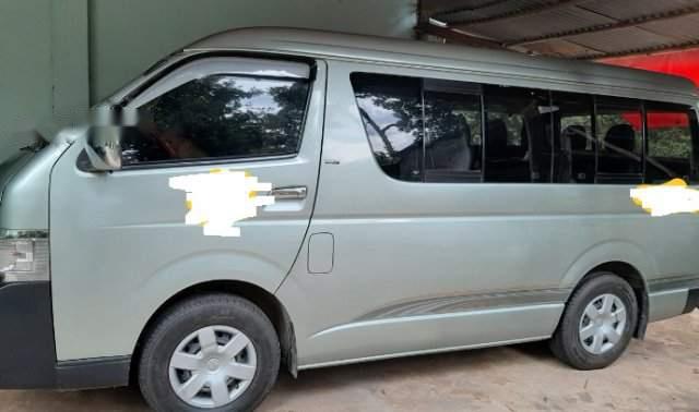 Gia đình bán xe Toyota Hiace đời 2011, màu xanh ngọc