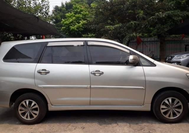 Cần bán xe cũ Toyota Innova đời 2015, màu bạc