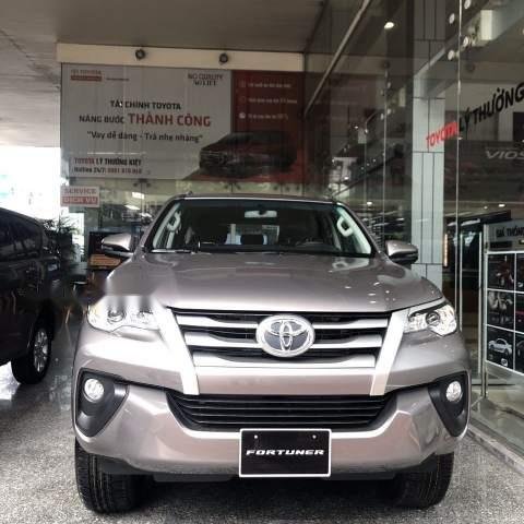 Cần bán Toyota Fortuner sản xuất năm 2019, màu bạc0