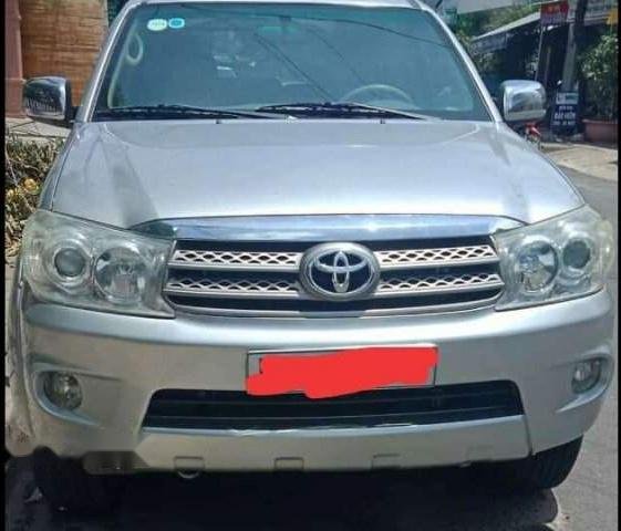 Bán Toyota Fortuner năm 2010, màu bạc, xe còn mới0