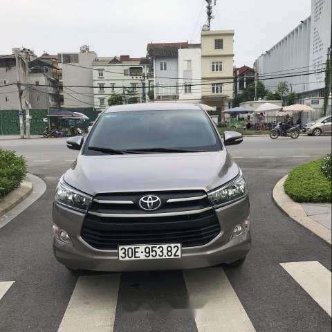 Bán xe Toyota Innova 2.0E sản xuất cuối 2017, số sàn, màu đồng0