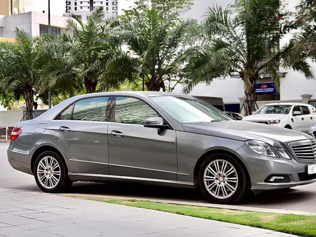 Cần bán xe Mercedes E300 sản xuất 2010, màu bạc