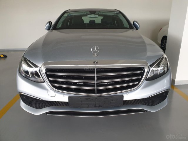 Bán Mercedes E200 2017 đăng ký 8/2018, nhiều ưu đãi