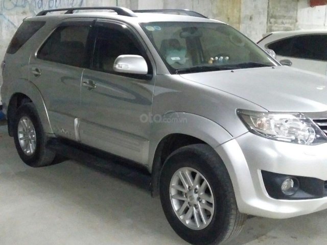 Cần tiền bán rẻ Toyota Fortuner đời 2013 V2.7 tự động, 2 cầu, màu bạc, xe nhập0