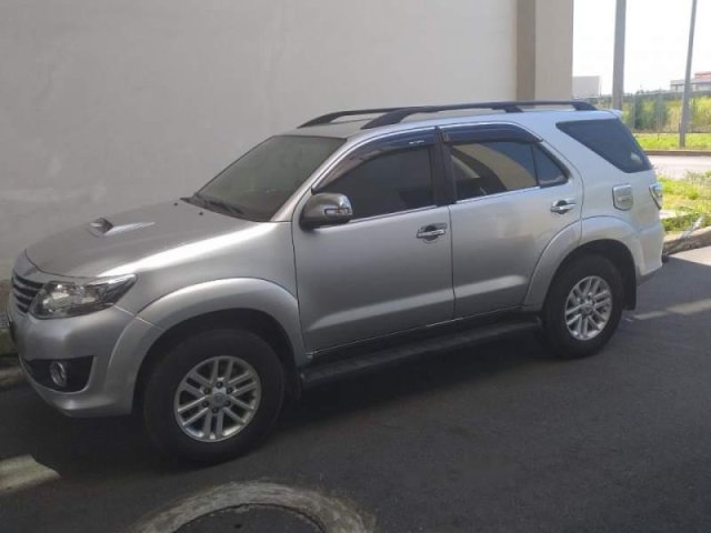 Cần bán xe Toyota Fortuner MT năm 2014, màu bạc, xe đi giữ gìn như mới0