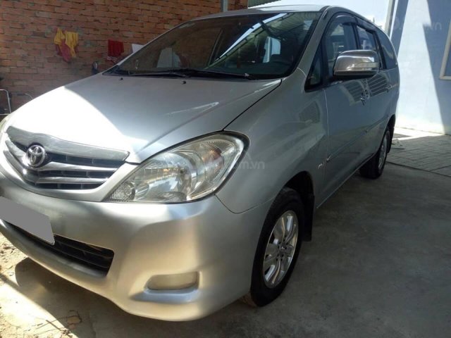 Cần bán Toyota Innova 2010 màu bạc số tự động