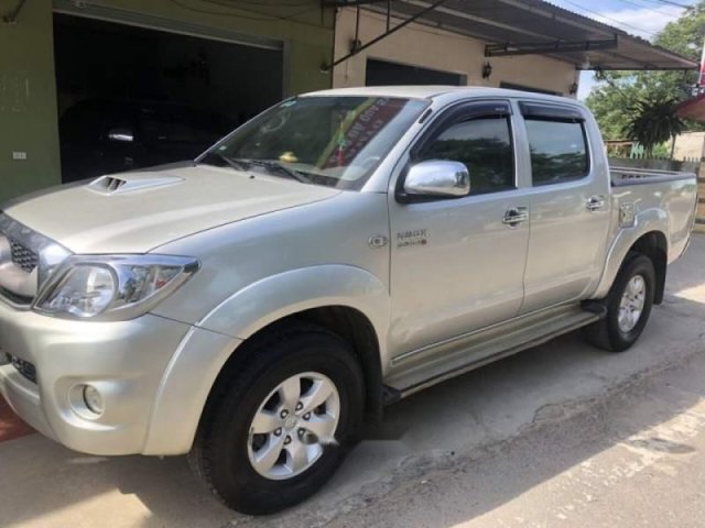 Bán xe Toyota Hilux năm 2011, màu bạc, xe nhập số sàn  0