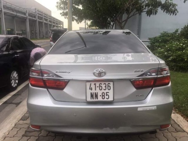 Bán Toyota Camry SE năm 2017, màu bạc, giá 800tr