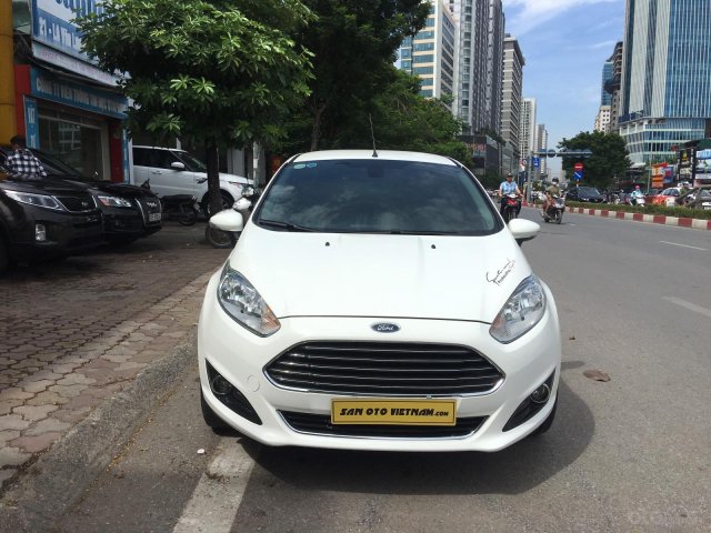 Cần bán xe Ford Fiesta 1.5AT bản Titalium đời 2015, màu trắng, giá 425tr0