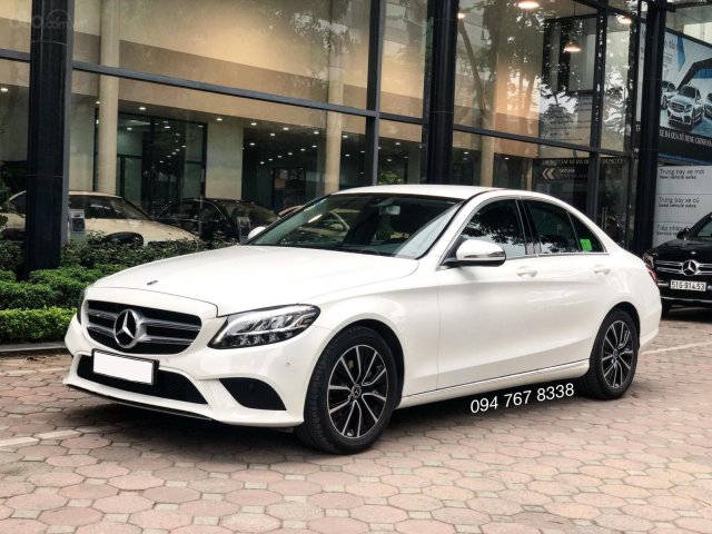 Cần bán gấp Mercedes C200 2019 màu trắng, chính chủ biển đẹp giá cực tốt