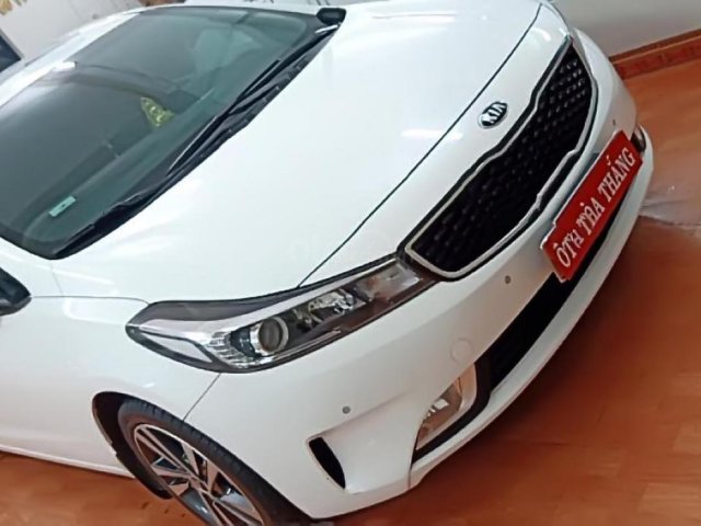 Cần bán gấp Kia Cerato 1.6 AT 2018, màu trắng  0