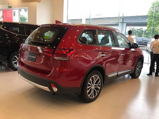 Cần bán xe Mitsubishi Outlander 2.0 CVT 2019, màu đỏ0