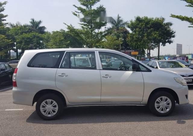 Cần bán lại xe Toyota Innova J đời 2015, màu bạc, xe còn rất đẹp, 1 đời chủ từ đầu