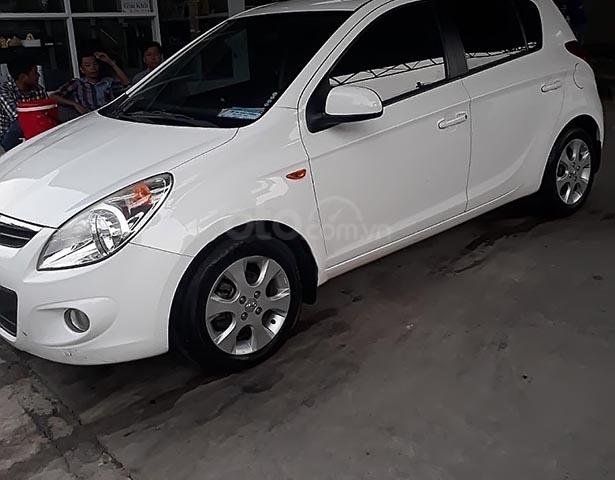 Cần bán lại xe Hyundai i20 1.4 AT đời 2011, màu trắng, mới đi 60000 km