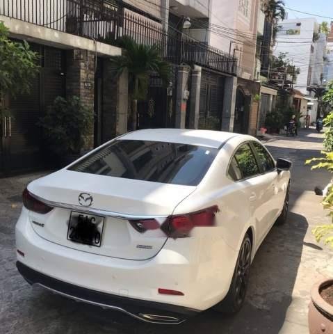 Cần bán gấp Mazda 6 sản xuất 2017, màu trắng, xe gia đình rất ít chạy