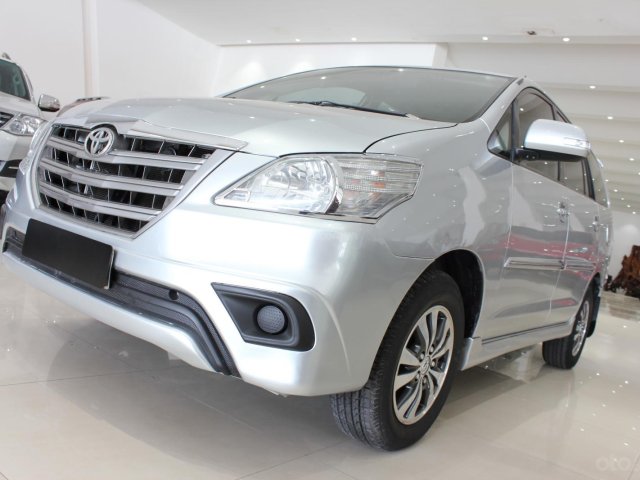 Cần bán xe Toyota Innova E năm 2015, màu bạc0