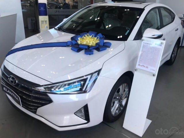 Bán ô tô Hyundai Elantra 1.6 AT đời 2019, màu trắng, giá tốt