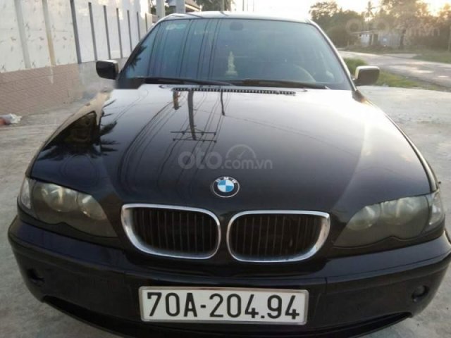 Gia đình tôi cần bán 1 xe BMW 4 máy 2.0L, sản xuất năm 2004, chạy 8L/100Km