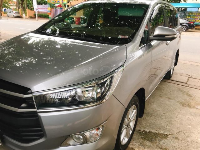 Cần bán xe Toyota Innova 2017 số sàn, màu bạc, cọp zin0