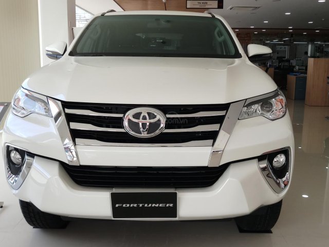 Bán ô tô Toyota Fortuner máy xăng, màu trắng, xe nhập nguyên chiếc, giao ngay