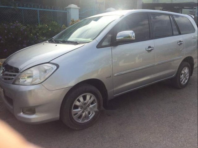 Cần bán gấp Toyota Innova MT sản xuất 2010, màu bạc0