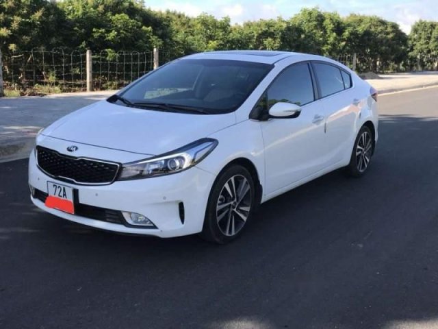 Bán Kia Cerato 1.6AT đời 2018, màu trắng xe gia đình, giá chỉ 587 triệu