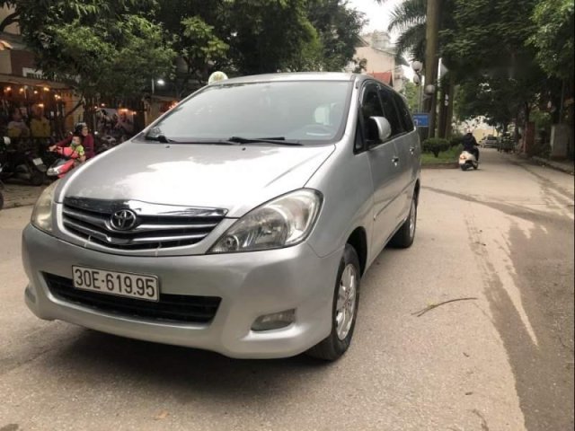 Cần bán Toyota Innova V sản xuất 2008, màu bạc, số tự động, giá cạnh tranh