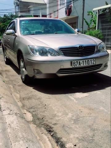 Cần bán lại xe Toyota Camry sản xuất 2003, màu vàng cát