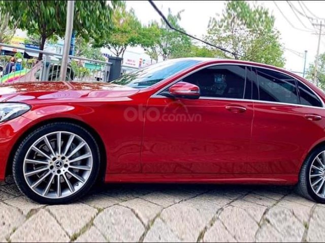 Cần bán xe Mercedes C300 AMG 2018 màu đỏ0