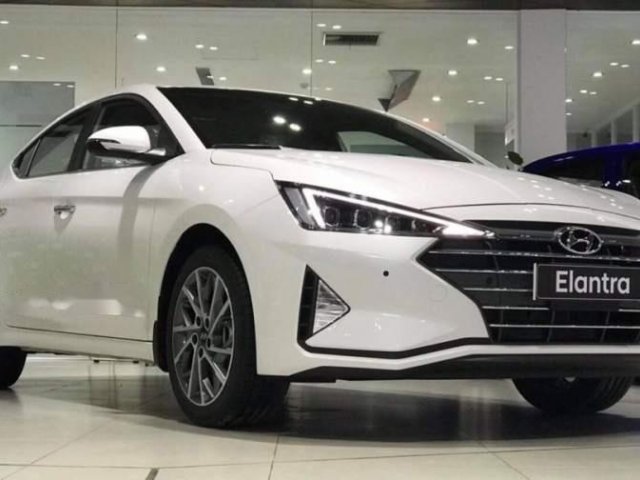 Cần bán xe Hyundai Elantra đời 2019, màu trắng, giá tốt0