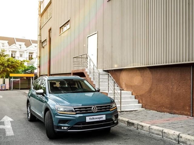 Bán xe Volkswagen Tiguan Luxury năm sản xuất 2018, màu xanh lam, xe nhập0