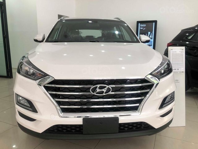 Bán xe chính hãng chiếc xe Hyundai Tucson sản xuất năm 2019, màu trắng