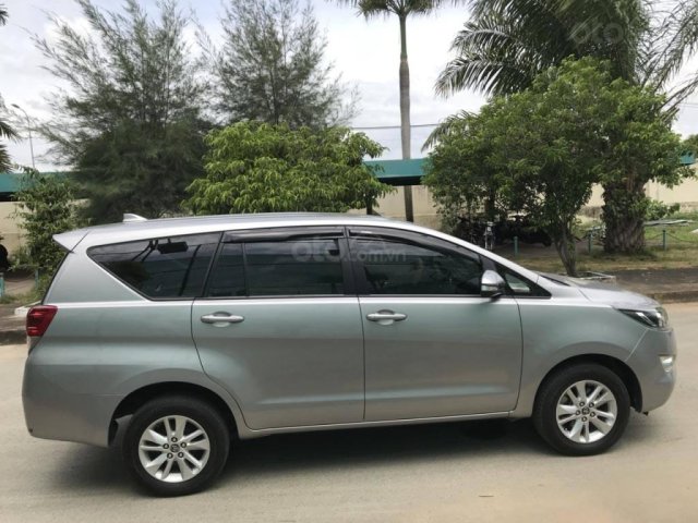 Cần bán xe Toyota Innova 2018 số sàn màu xám0