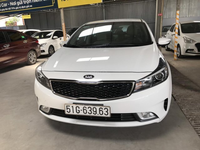 Bán Kia Cerato 1.6MT màu trắng, sản xuất 2018 biển Sài Gòn bản đủ đi 10.000km0