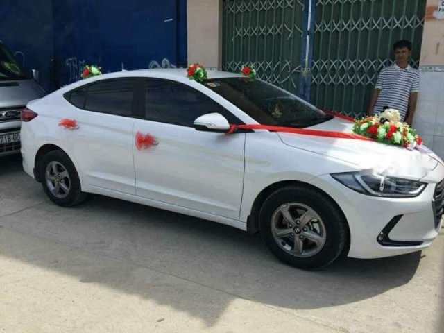 Bán ô tô Hyundai Elantra MT 1.6 đời 2017, màu trắng, nhập khẩu nguyên chiếc