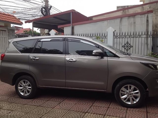 Chính chủ bán xe Toyota Innova 2.0G năm sản xuất 2016, màu xám0